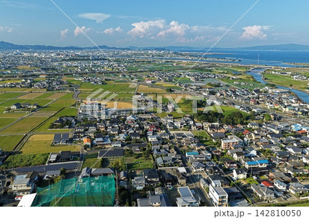 徳島県徳島市の住宅街・田畑・川・山並みを捉えた空撮写真 徳島県徳島市の住宅街・田畑・川・山並みを捉えた空撮写真 142810050