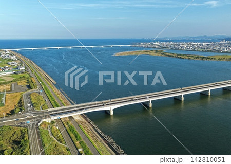 徳島県徳島市の吉野川河川敷と橋梁を捉えた空撮写真 徳島県徳島市の吉野川河川敷と橋梁を捉えた空撮写真 142810051