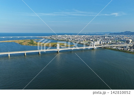 徳島県徳島市の吉野川・橋・市街地を捉えた空撮写真 徳島県徳島市の吉野川・橋・市街地を捉えた空撮写真 142810052