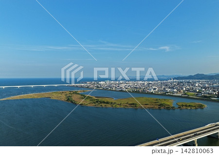 徳島県徳島市の吉野川河口付近と市街地を捉えた空撮写真 142810063