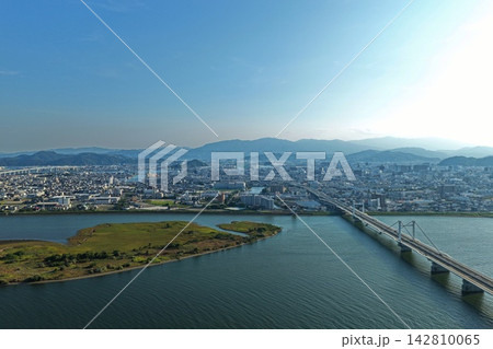 徳島県徳島市の吉野川・橋・市街地を捉えた空撮写真 徳島県徳島市の吉野川・橋・市街地を捉えた空撮写真 142810065