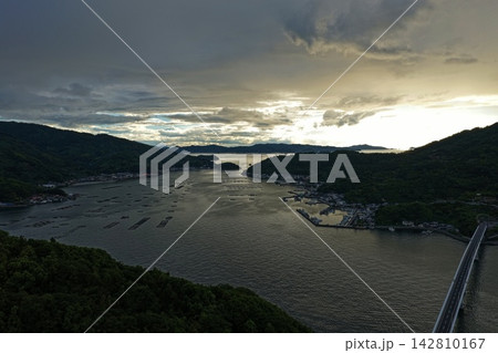 愛媛県宇和島市の湾・養殖筏・沿岸集落を捉えた空撮写真 愛媛県宇和島市の湾・養殖筏・沿岸集落を捉えた空撮写真 142810167