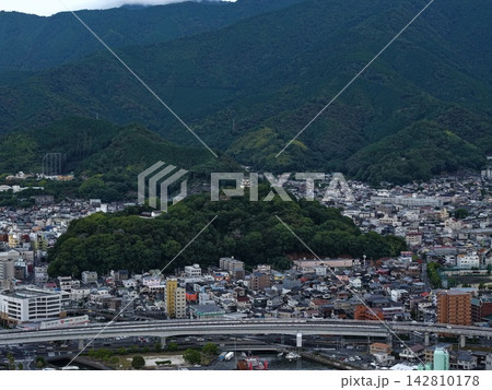 愛媛県宇和島市の城郭と市街地を捉えた空撮写真 愛媛県宇和島市の城郭と市街地を捉えた空撮写真 142810178
