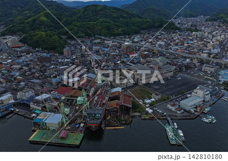 愛媛県宇和島市の造船所と沿岸市街地を捉えた空撮写真 愛媛県宇和島市の造船所と沿岸市街地を捉えた空撮写真 142810180