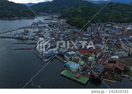 愛媛県宇和島市の造船所と港湾を捉えた空撮写真 愛媛県宇和島市の造船所と港湾を捉えた空撮写真 142810181