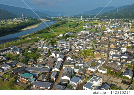 徳島県美馬市の市街地と川・山並みを捉えた空撮写真 徳島県美馬市の市街地と川・山並みを捉えた空撮写真 142810214