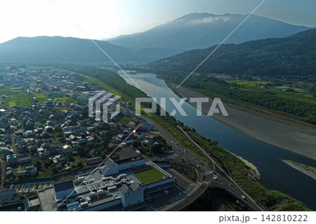 徳島県美馬市の吉野川と橋・住宅街を捉えた空撮写真 徳島県美馬市の吉野川と橋・住宅街を捉えた空撮写真 142810222