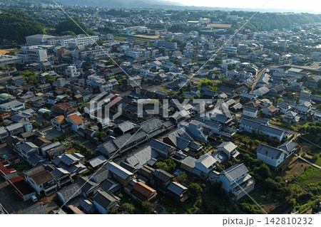 徳島県美馬市うだつの町並みを捉えた空撮写真 徳島県美馬市うだつの町並みを捉えた空撮写真 142810232