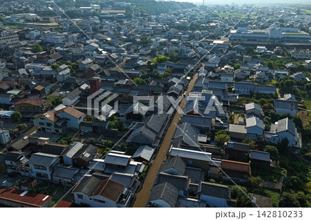 徳島県美馬市うだつの町並みを斜め俯瞰した空撮写真 徳島県美馬市うだつの町並みを斜め俯瞰した空撮写真 142810233