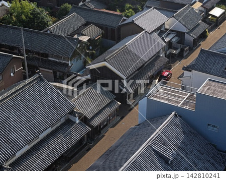 徳島県美馬市の瓦屋根が並ぶ町並みを捉えた空撮写真 徳島県美馬市の瓦屋根が並ぶ町並みを捉えた空撮写真 142810241