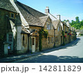 コッツウォルズの歴史的な石造住宅が並ぶキャッスル・クーム（Castle Combe） 142811829