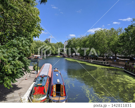 ロンドンのリトル・ヴェニス(Little Venice)を彩るカラフルなナローボート ロンドンのリトル・ヴェニス(Little Venice)を彩るカラフルなナローボート 142811831