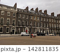 ロンドンの歴史的なジョージアン様式の街並み 142811835