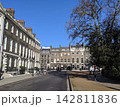 イギリス・ロンドンの歴史的な建物が並ぶ街路 142811836