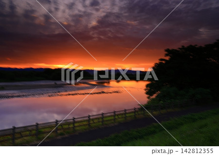夕焼けに染まる北上川 夕焼けに染まる北上川 142812355