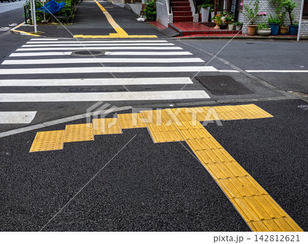 横断歩道手前の点字ブロック設置例 142812621