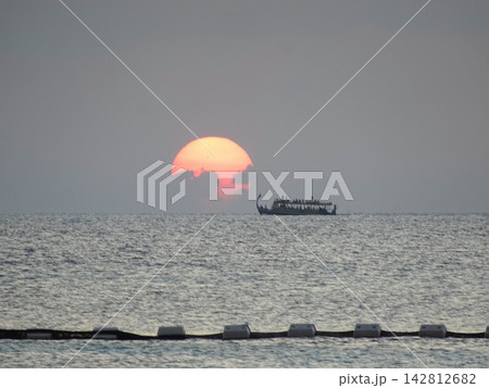夕日と船、海辺の風景 夕日と船、海辺の風景 142812682