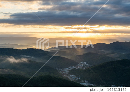 神威岳山頂から撮影した朝靄の日の出風景 神威岳山頂から撮影した朝靄の日の出風景 142813183