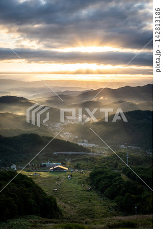 神威岳山頂から撮影した朝靄の日の出風景 神威岳山頂から撮影した朝靄の日の出風景 142813186