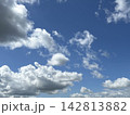 夏の青空と白い雲 142813882