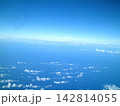2003年9月 航空機内から望むハワイ上空の青い空と雲 142814055