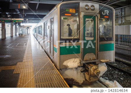 豪雪の山形駅で発車を待つ奥羽本線の普通電車 142814634