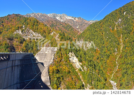 立山黒部アルペンルートの紅葉 黒部ダム 立山黒部アルペンルートの紅葉 黒部ダム 142814678