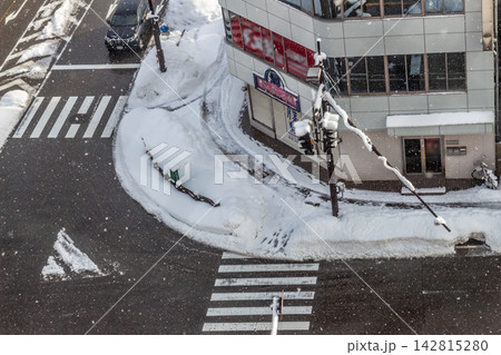 冬の雪景色を上空から見下ろした交差点と横断歩道の俯瞰風景 冬の雪景色を上空から見下ろした交差点と横断歩道の俯瞰風景 142815280