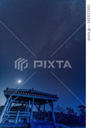 満天の星空に浮かぶ天の川 満天の星空に浮かぶ天の川 142815301