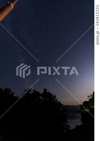 満天の星空に浮かぶ天の川(北海道) 満天の星空に浮かぶ天の川(北海道) 142815331