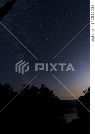 満天の星空に浮かぶ天の川(北海道) 満天の星空に浮かぶ天の川(北海道) 142815338