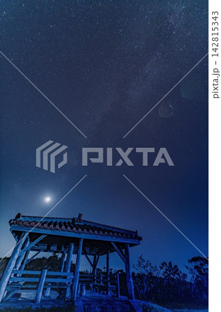 満天の星空に浮かぶ天の川 満天の星空に浮かぶ天の川 142815343