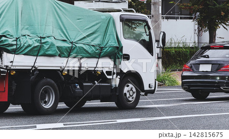 荷物を積んだトラック 142815675