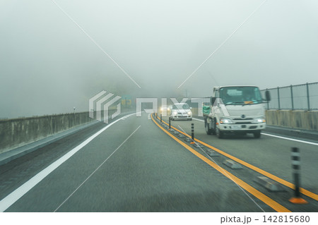 濃霧の高速道路風景 142815680