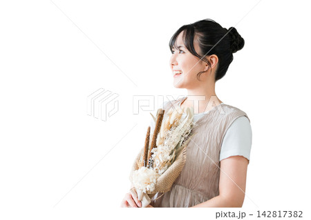 ドライフラワーのスワッグを持つおしゃれな女性 142817382