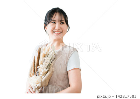 ドライフラワーのスワッグを持つおしゃれな女性 142817383