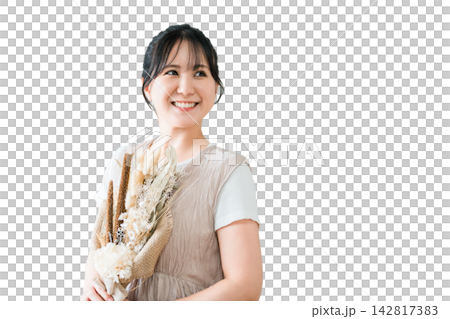 ドライフラワーのスワッグを持つおしゃれな女性 142817383