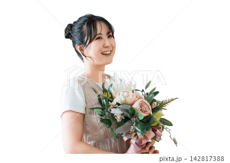 ドライフラワーのスワッグを持つおしゃれな女性 142817388