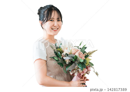 ドライフラワーのスワッグを持つおしゃれな女性 142817389