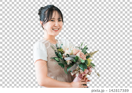 ドライフラワーのスワッグを持つおしゃれな女性 142817389