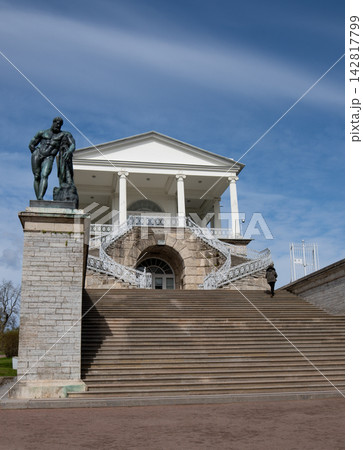 Grand staircase ascending to the Catherine Palace, featuring a prominent statue and a clear blue sky, highlighting neoclassical architectural details 142817799