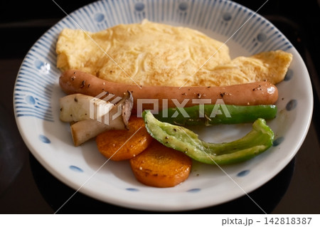 オムレツとソーセージの朝食 オムレツとソーセージの朝食 142818387