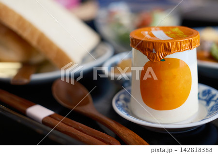 朝食のパンと瓶入り食品 朝食のパンと瓶入り食品 142818388