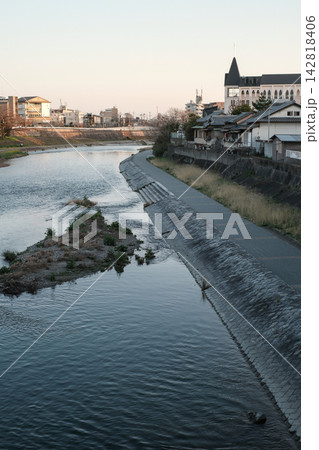 夕方の鴨川と川沿いの建物 夕方の鴨川と川沿いの建物 142818406