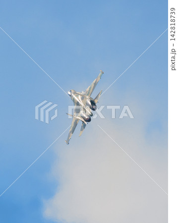 急上昇するロシア空軍スホーイSu-35戦闘機 急上昇するロシア空軍スホーイSu-35戦闘機 142818739