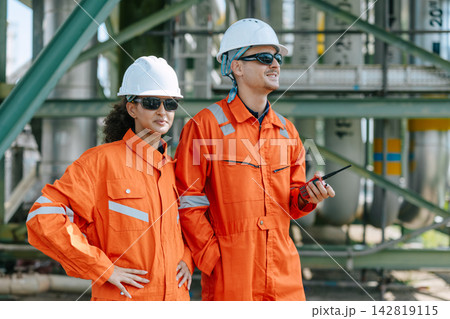 Refinery Engineers Woman Man Team Standing together in Industry Site Control Operate Plant job outdoors. 142819115