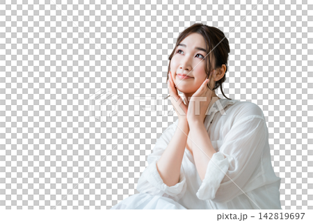 一位年輕女性進行皮膚護理和保濕的肖像(乳液、血清、基本化妝品、化妝品、化妝品) 一位年輕女性進行皮膚護理和保濕的肖像(乳液、血清、基本化妝品、化妝品、化妝品) 142819697