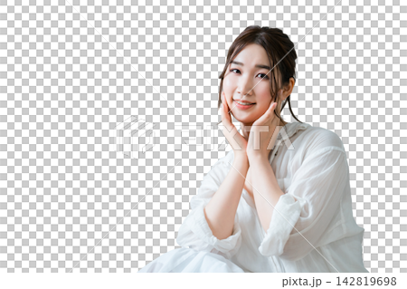一位年輕女性進行皮膚護理和保濕的肖像(乳液、血清、基本化妝品、化妝品、化妝品) 一位年輕女性進行皮膚護理和保濕的肖像(乳液、血清、基本化妝品、化妝品、化妝品) 142819698