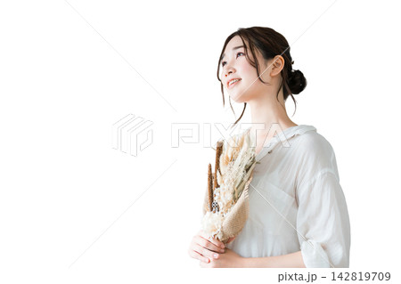 ドライフラワーのスワッグを持つおしゃれな女性 142819709