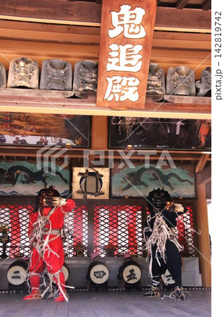 松明を持つ赤鬼と黒鬼 松明を持つ赤鬼と黒鬼 142819742